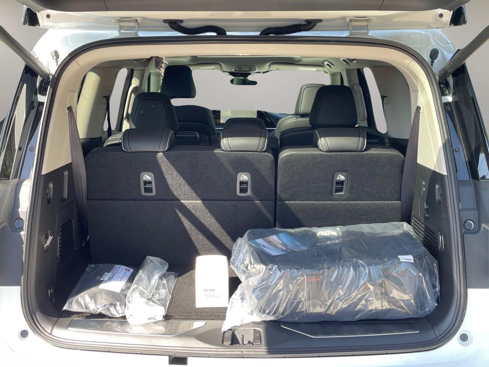 New 2026 INFINITI QX80 Luxe w/ Cargo Package RWD image 5