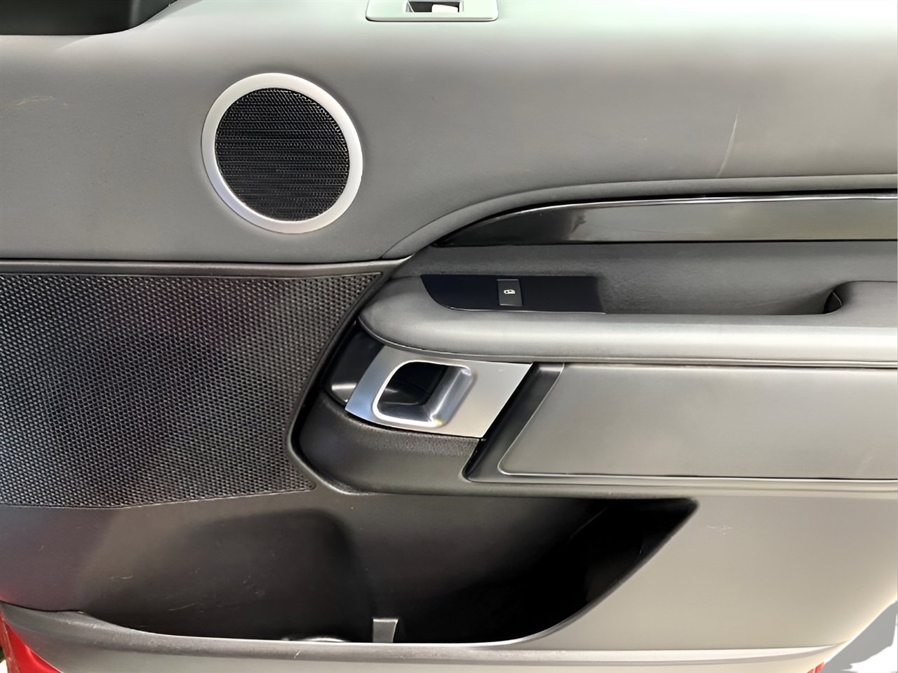 Used 2017 Land Rover Discovery SE image 27