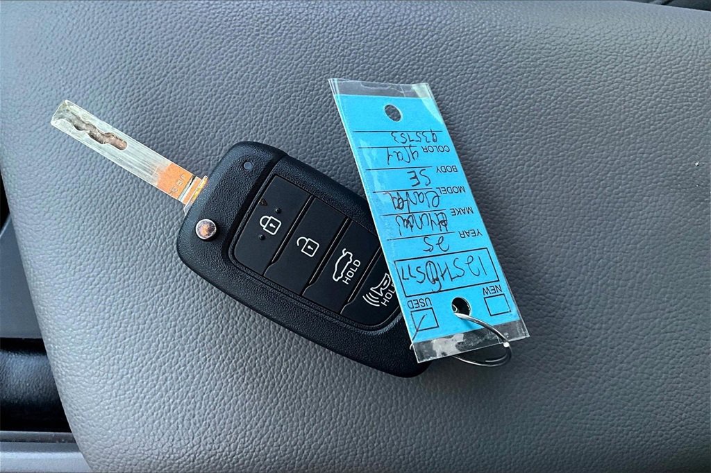 Used 2025 Hyundai Elantra SE image 12