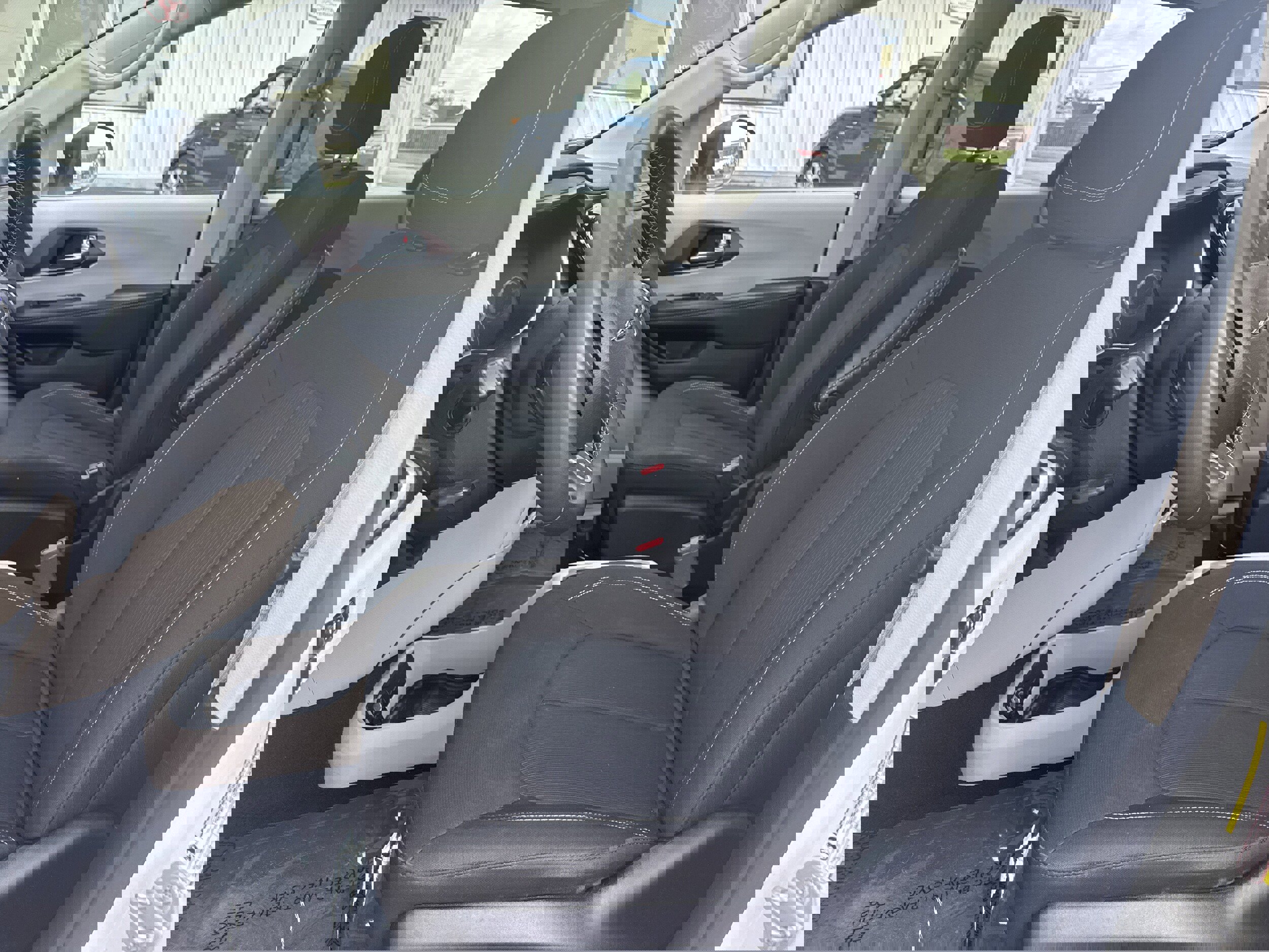 Used 2023 Chrysler Voyager LX image 3