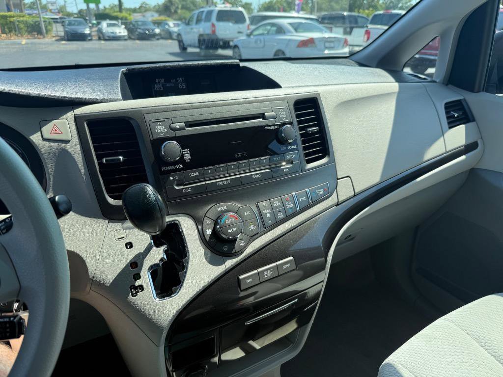 Used 2014 Toyota Sienna LE image 30