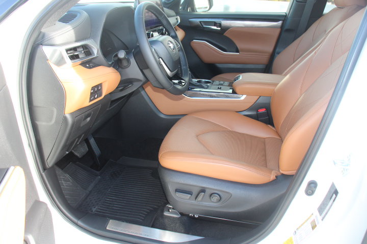 Certified 2025 Toyota Highlander Platinum AWD/4WD image 12