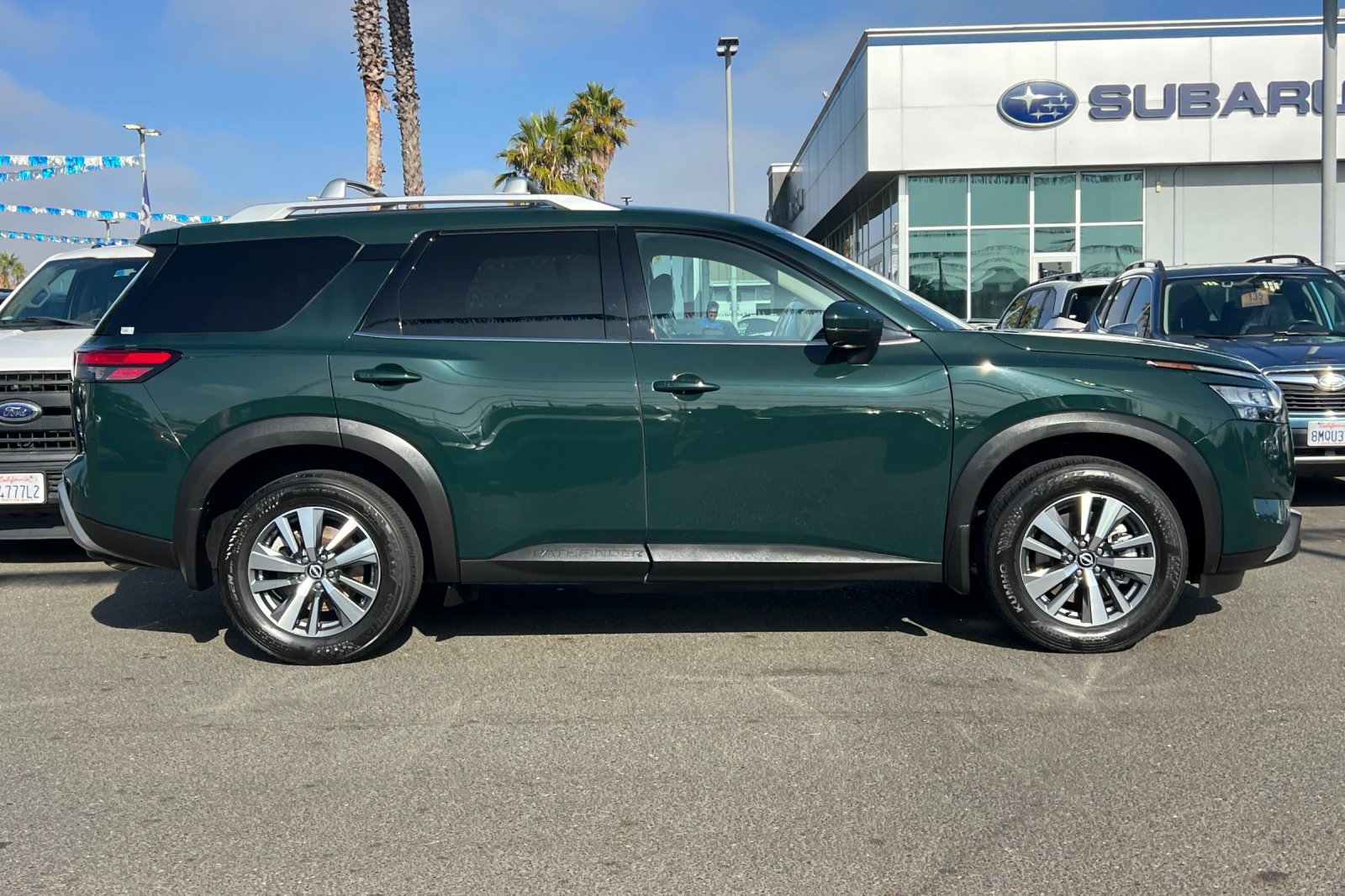 Certified 2024 Nissan Pathfinder SL w/ Black Appearance Package FWD image 3