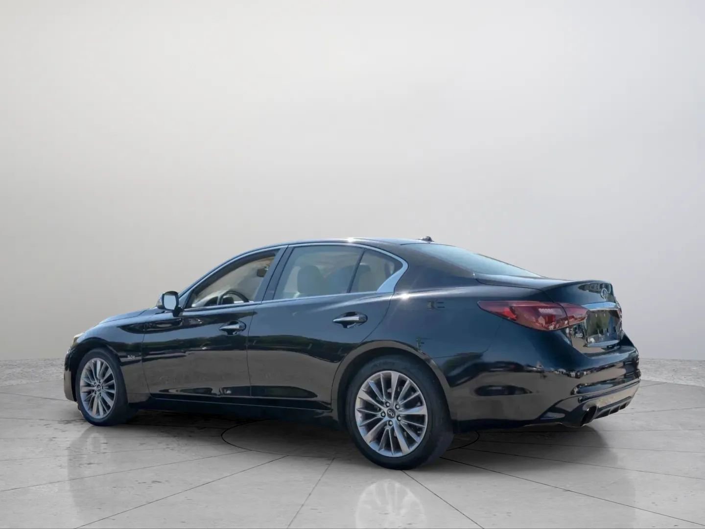 Used 2019 INFINITI Q50 Luxe w/ Essential Package (3.0T Luxe) image 3