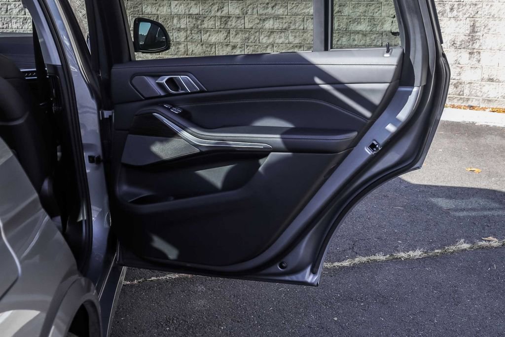 Used 2024 BMW X7 xDrive40i w/ Premium Package image 15