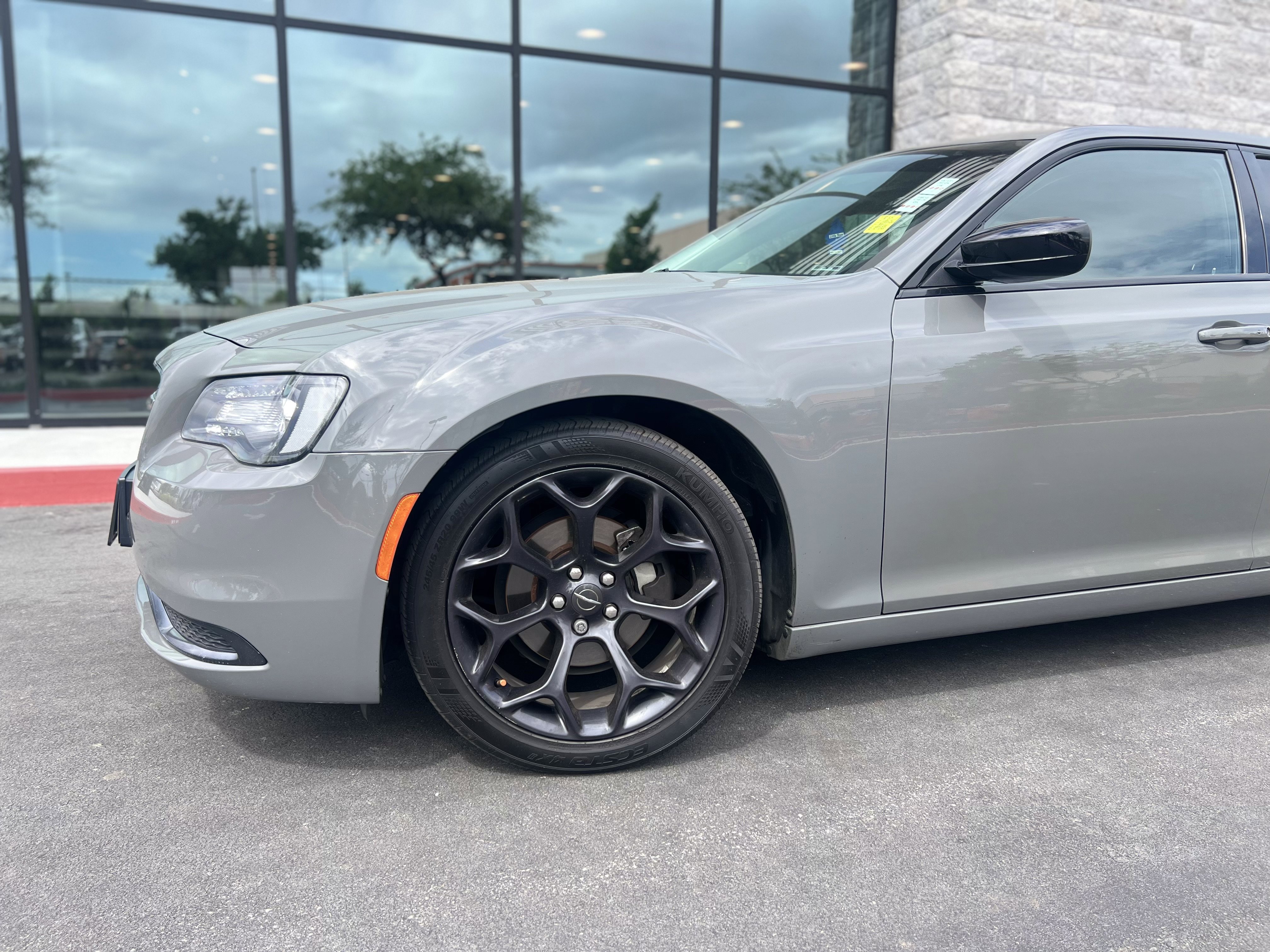 Used 2019 Chrysler 300 Touring w/ Sport Appearance Package image 7