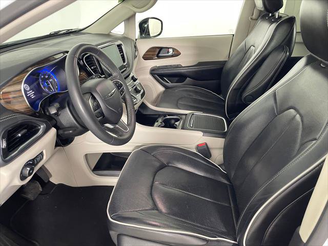 Certified 2023 Chrysler Pacifica Limited FWD image 2