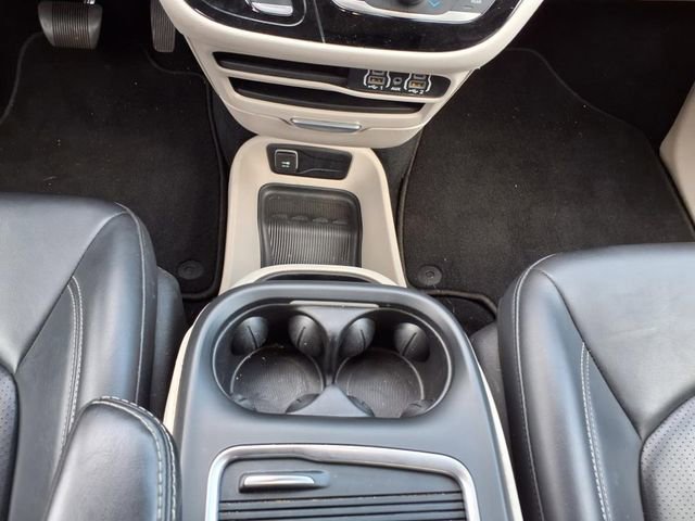Used 2023 Chrysler Pacifica Touring-L FWD image 13
