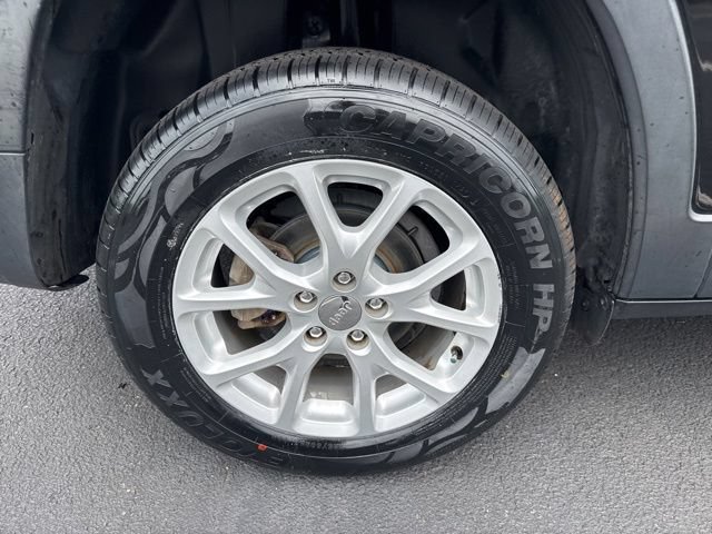 Used 2017 Jeep Cherokee Sport FWD image 9