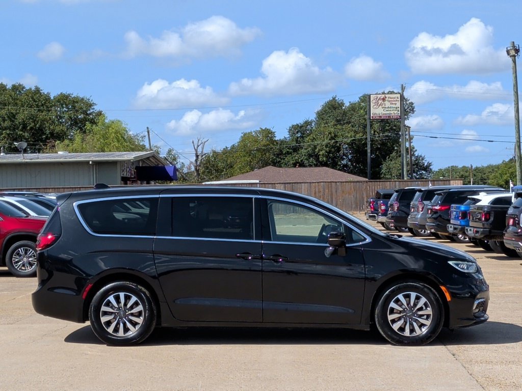 Used 2023 Chrysler Pacifica Touring-L FWD image 9