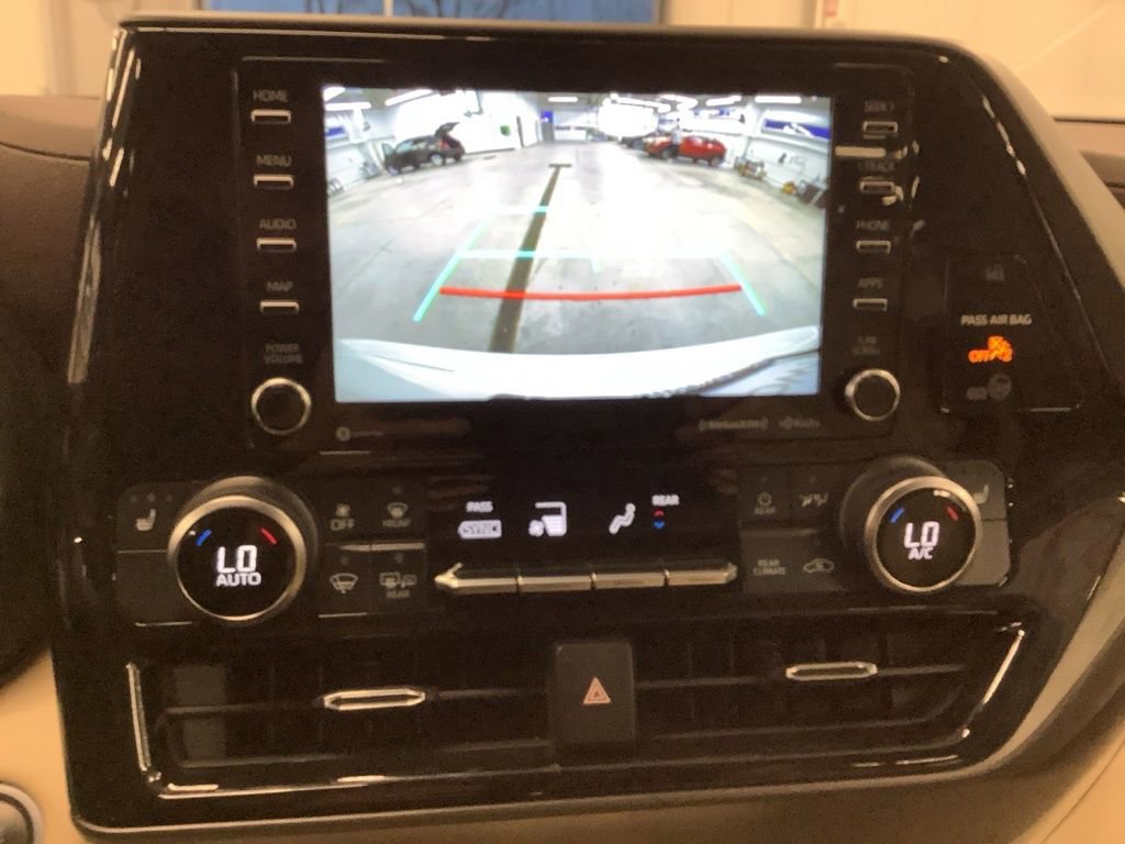Used 2021 Toyota Highlander XLE AWD/4WD image 12