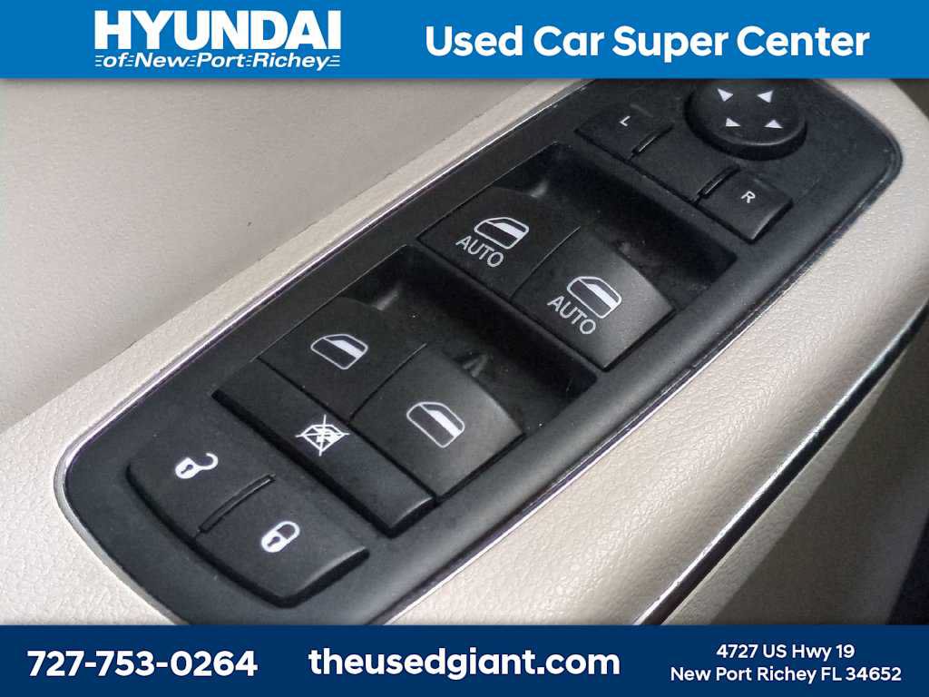 Used 2016 Chrysler 300 C RWD image 25