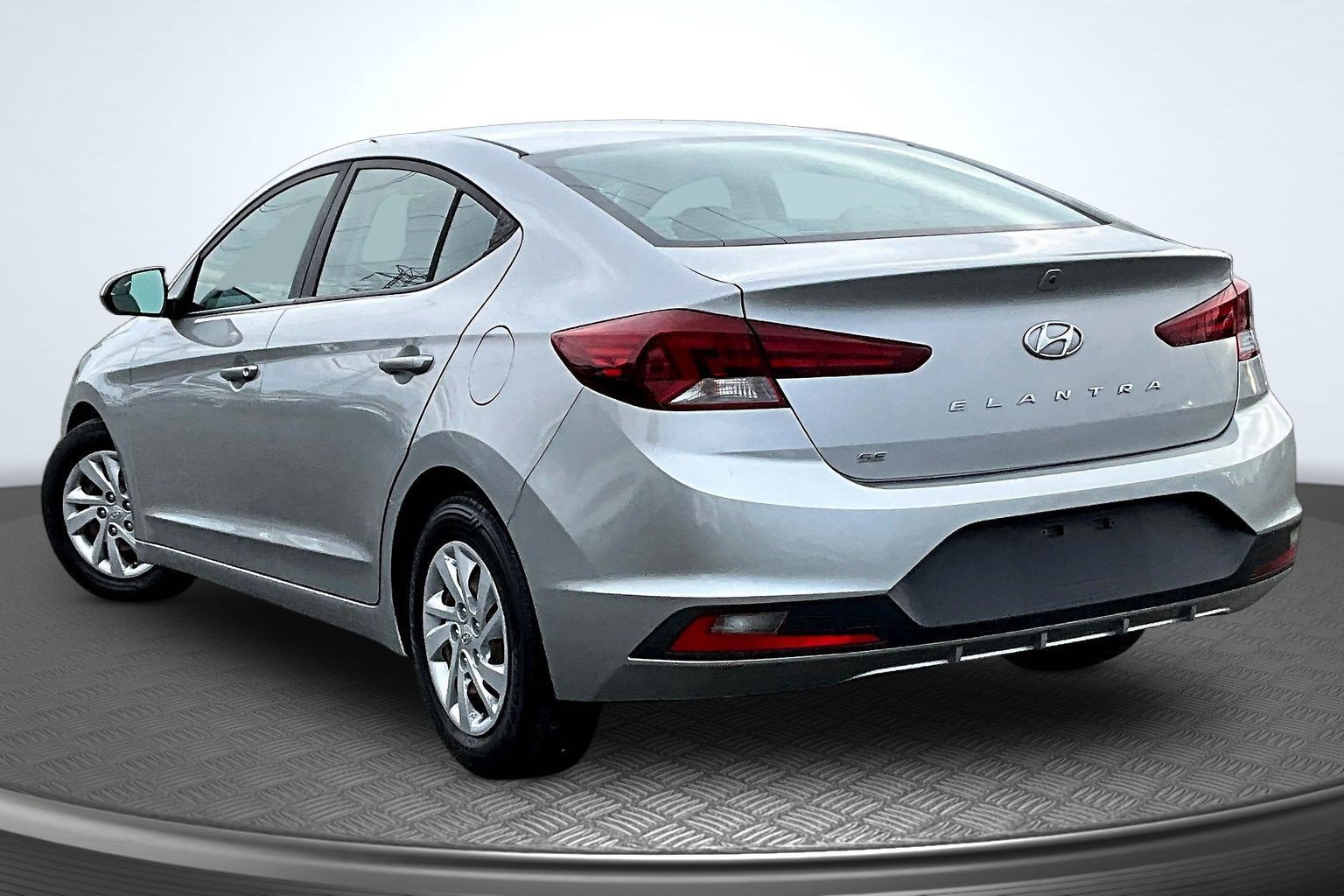 Used 2020 Hyundai Elantra SE FWD image 3
