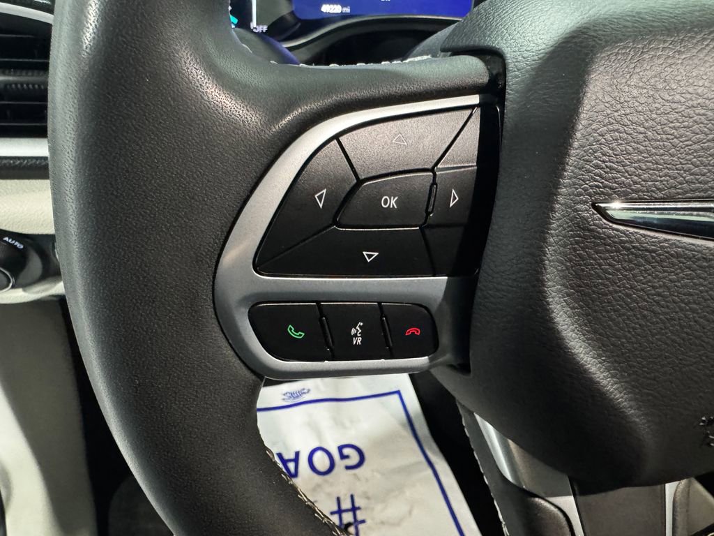 Used 2023 Chrysler Pacifica Touring-L image 5