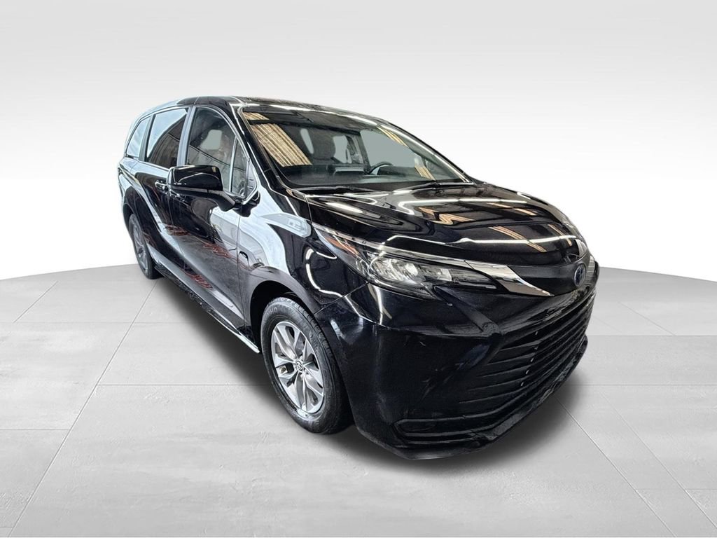 Used 2024 Toyota Sienna LE FWD image 2