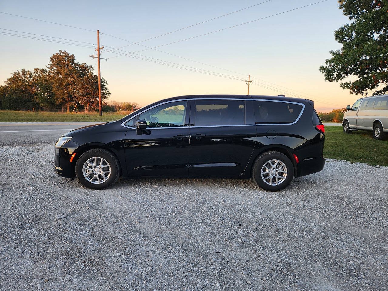 Used 2027 Chrysler Pacifica Select FWD image 3