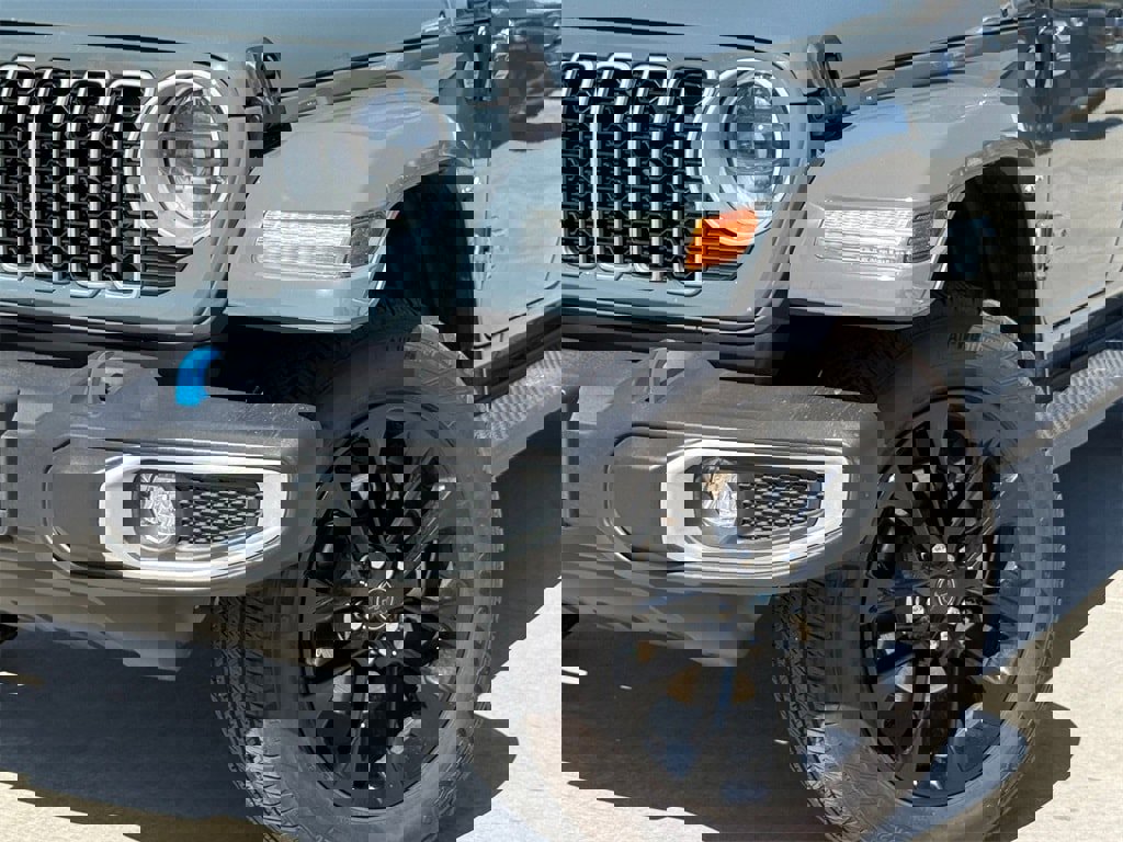 Used 2024 Jeep Wrangler Unlimited Sahara image 2