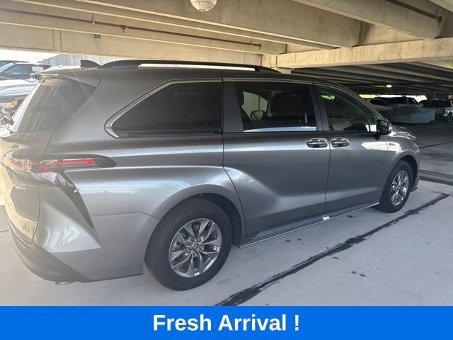 Used 2026 Toyota Sienna XLE FWD image 16