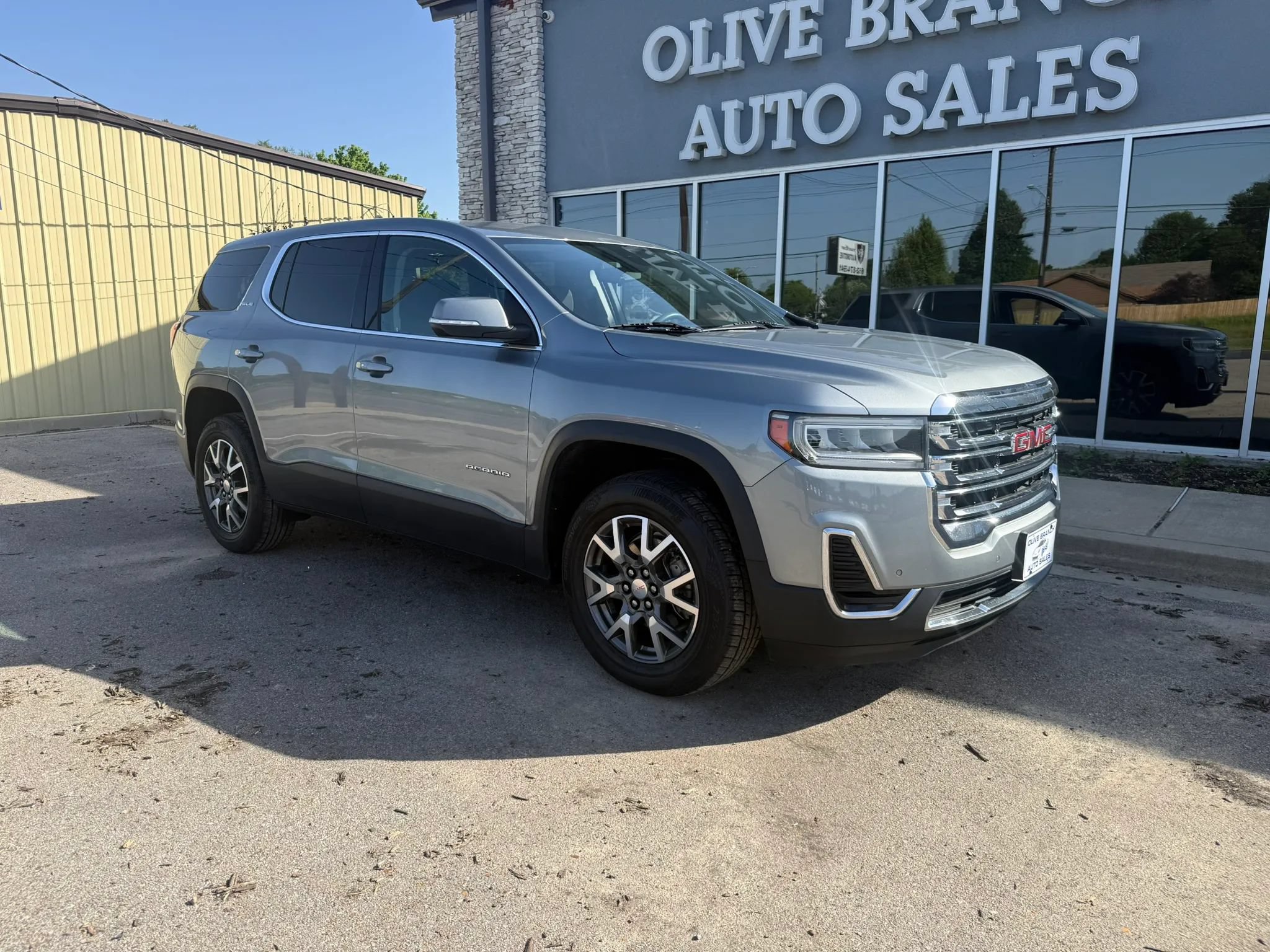 Used 2023 GMC Acadia SLE FWD image 2