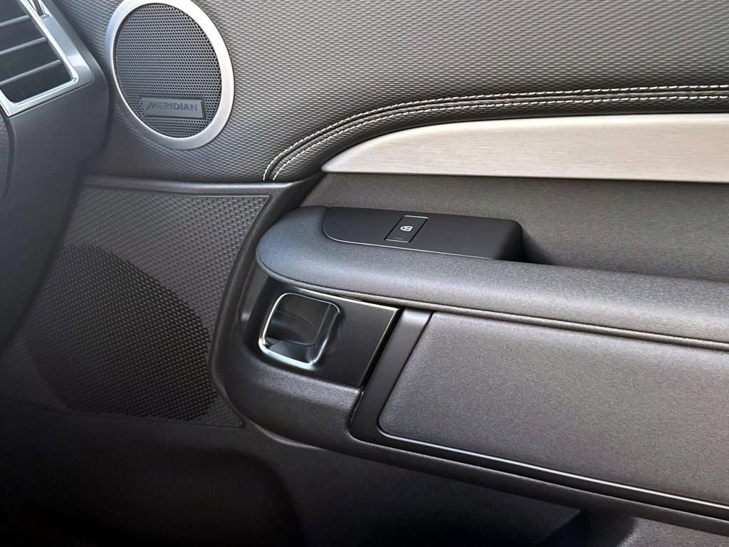 New 2025 Land Rover Discovery Dynamic SE image 19