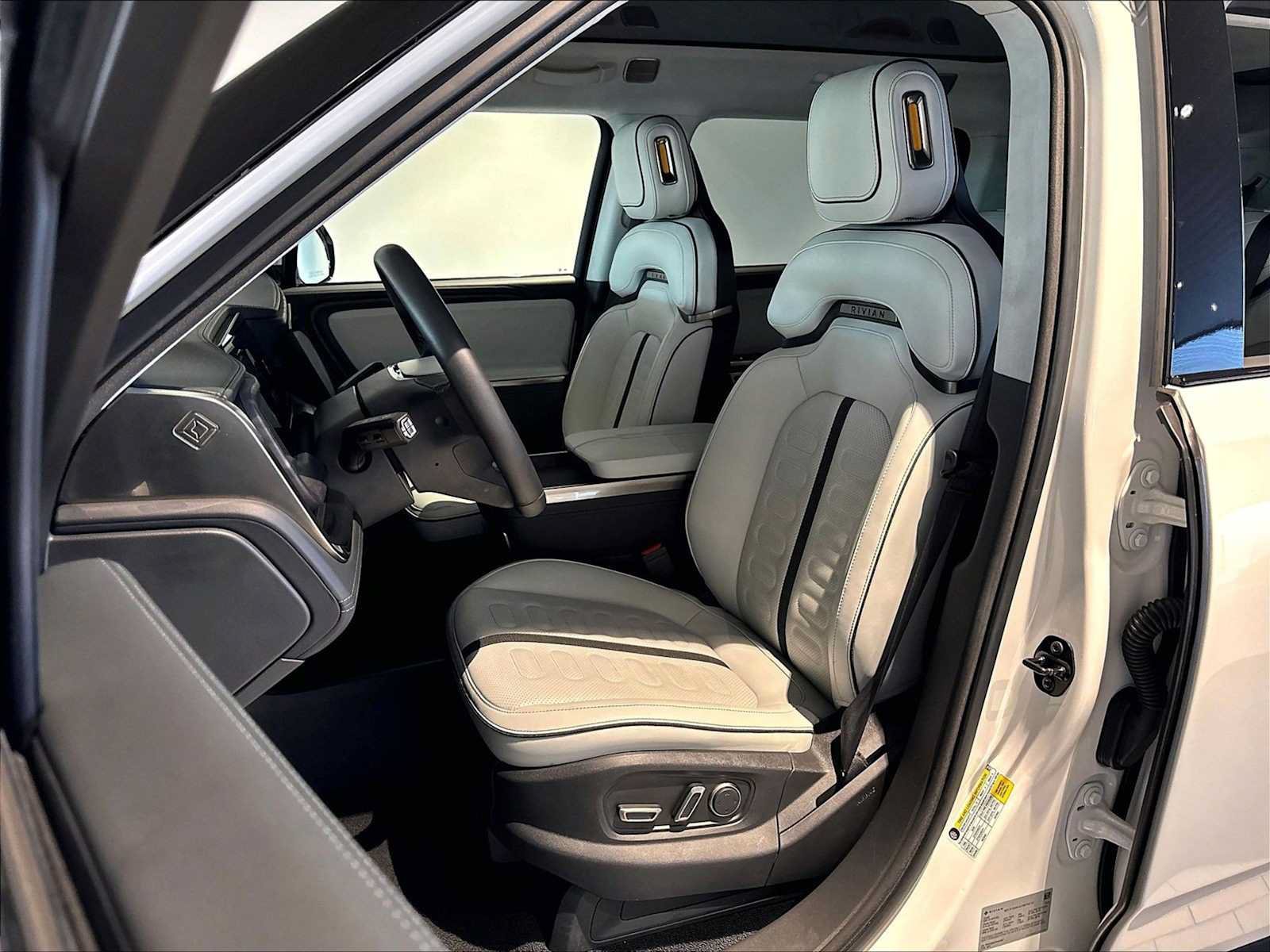 Used 2024 Rivian R1S Adventure Dual AWD/4WD image 9