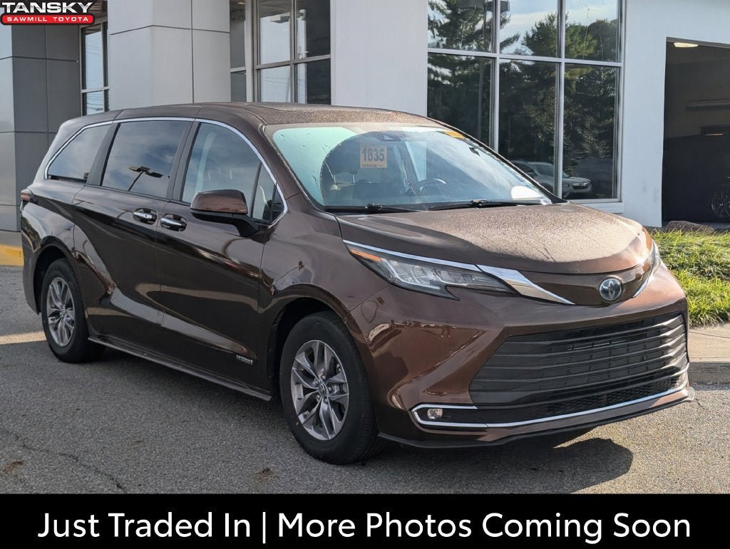 Used 2021 Toyota Sienna XLE FWD image 1