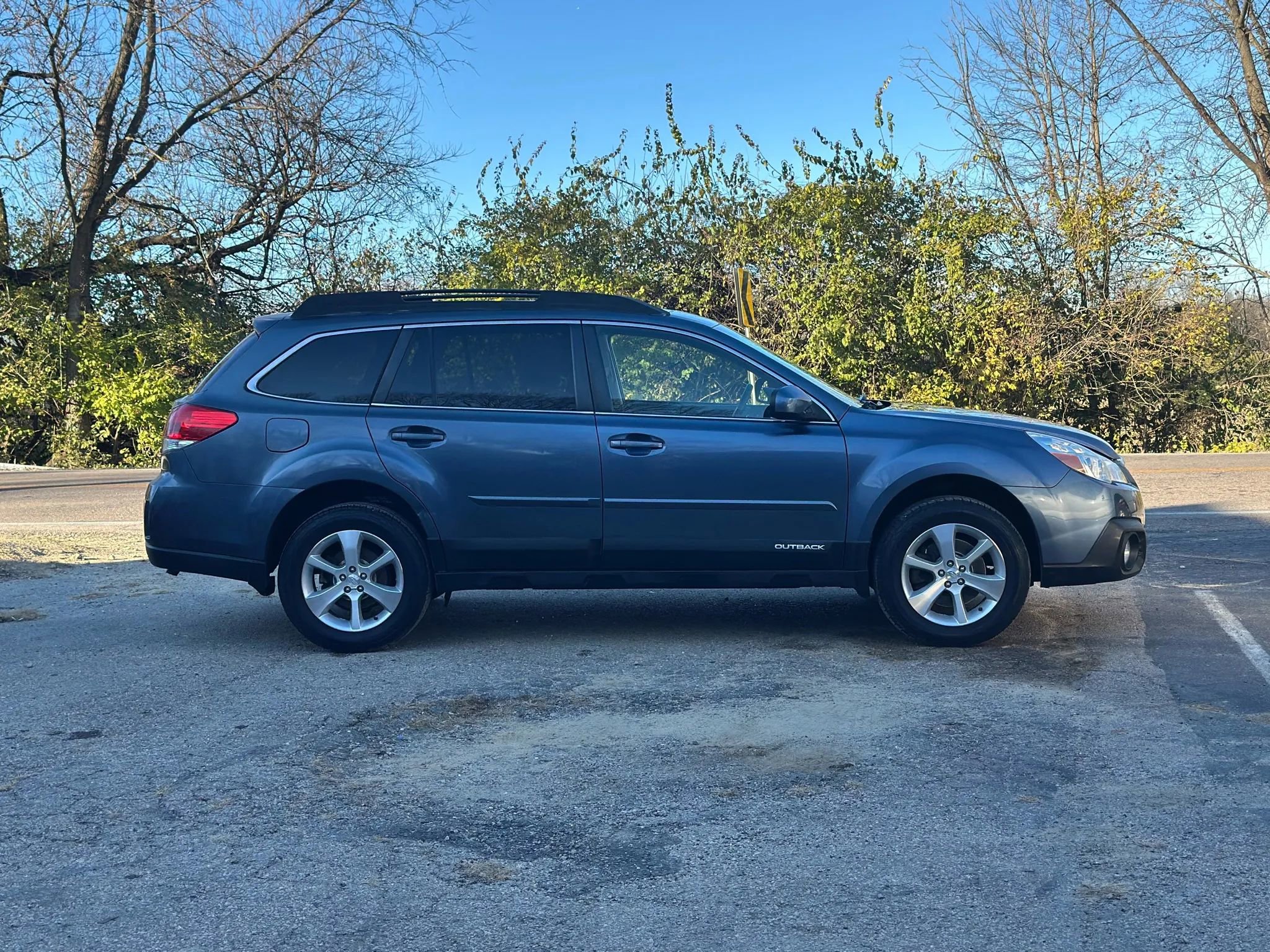 Used 2013 Subaru Outback 3.6R Limited w/ Moonroof Pkg image 4