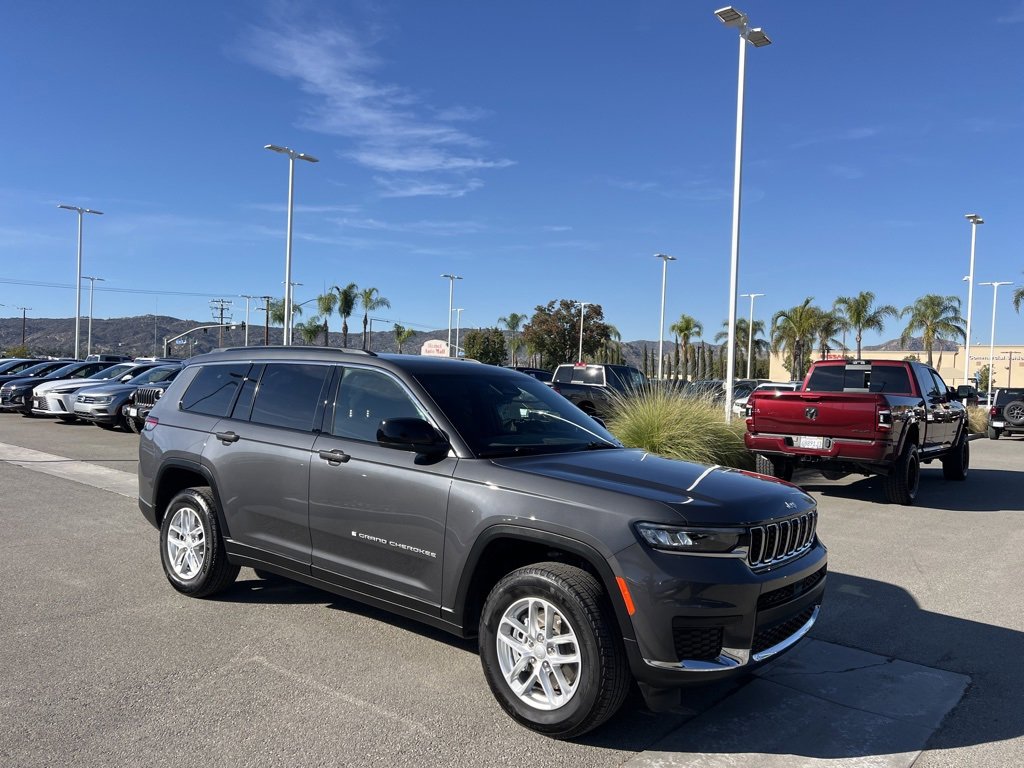 Used 2025 Jeep Grand Cherokee L Laredo w/ Luxury Tech Group I image 2