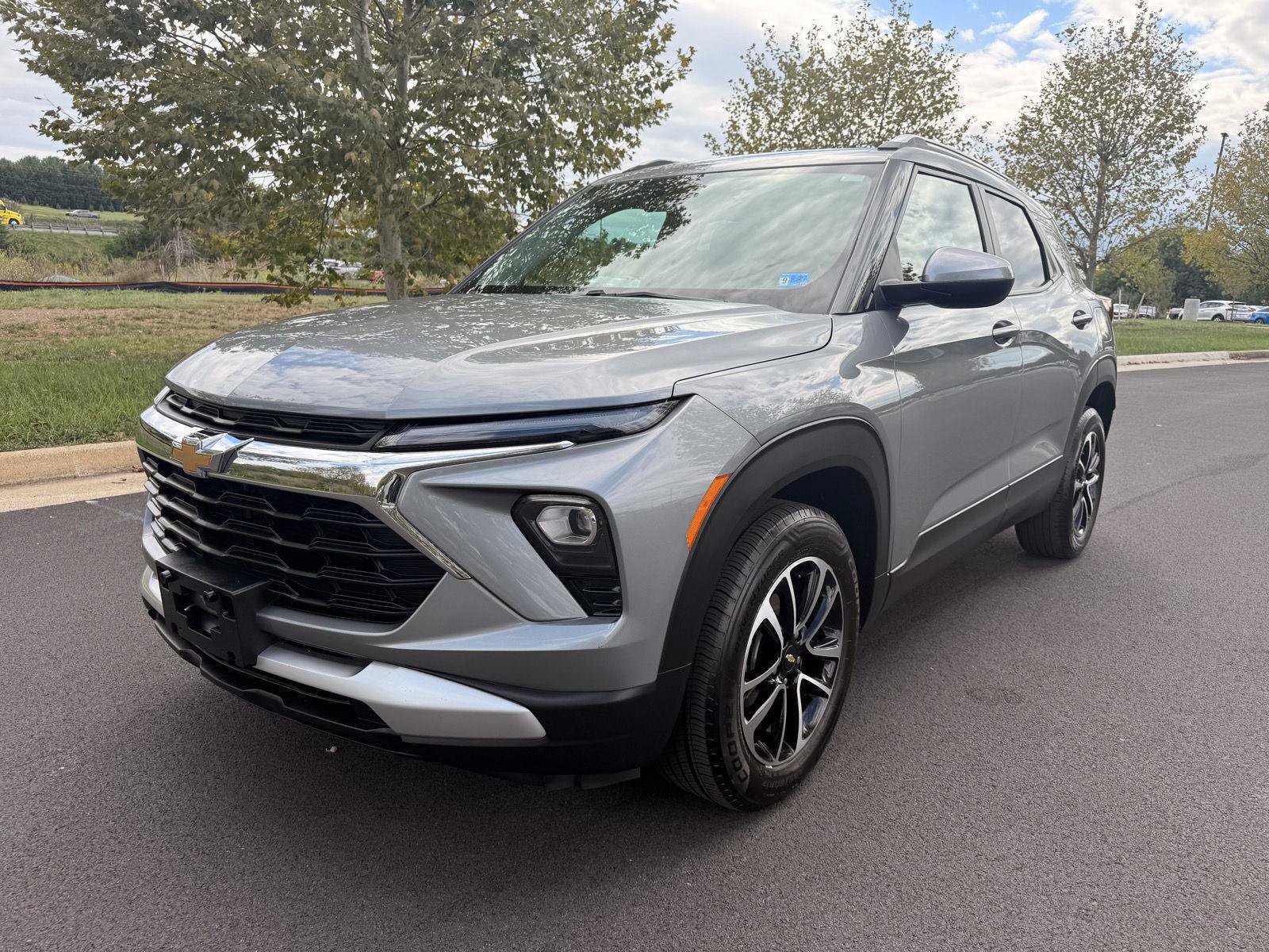 Used 2025 Chevrolet TrailBlazer LT AWD/4WD image 2