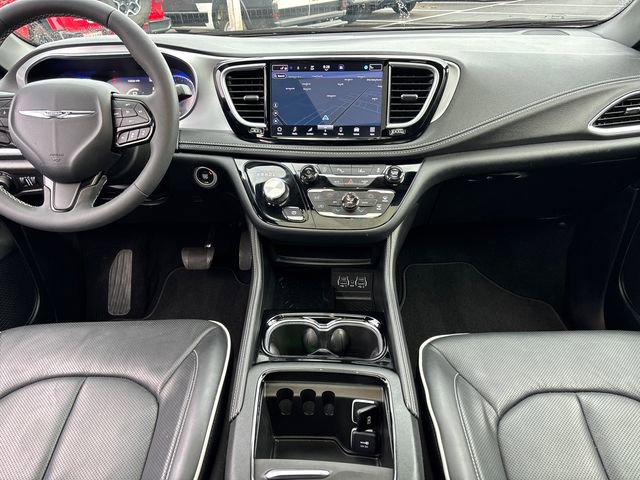Used 2025 Chrysler Pacifica Limited FWD image 8