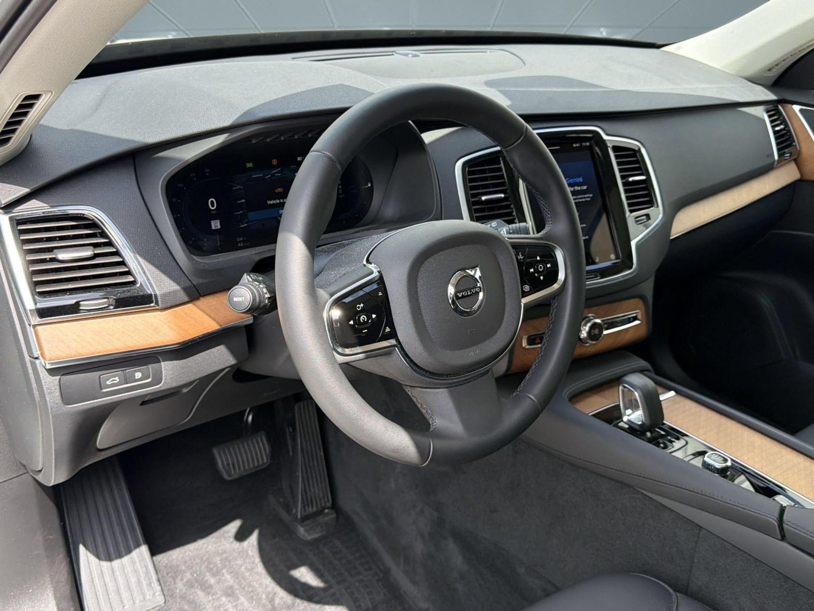 Certified 2024 Volvo XC90 T8 Plus w/ Protection Package Premier AWD/4WD image 4