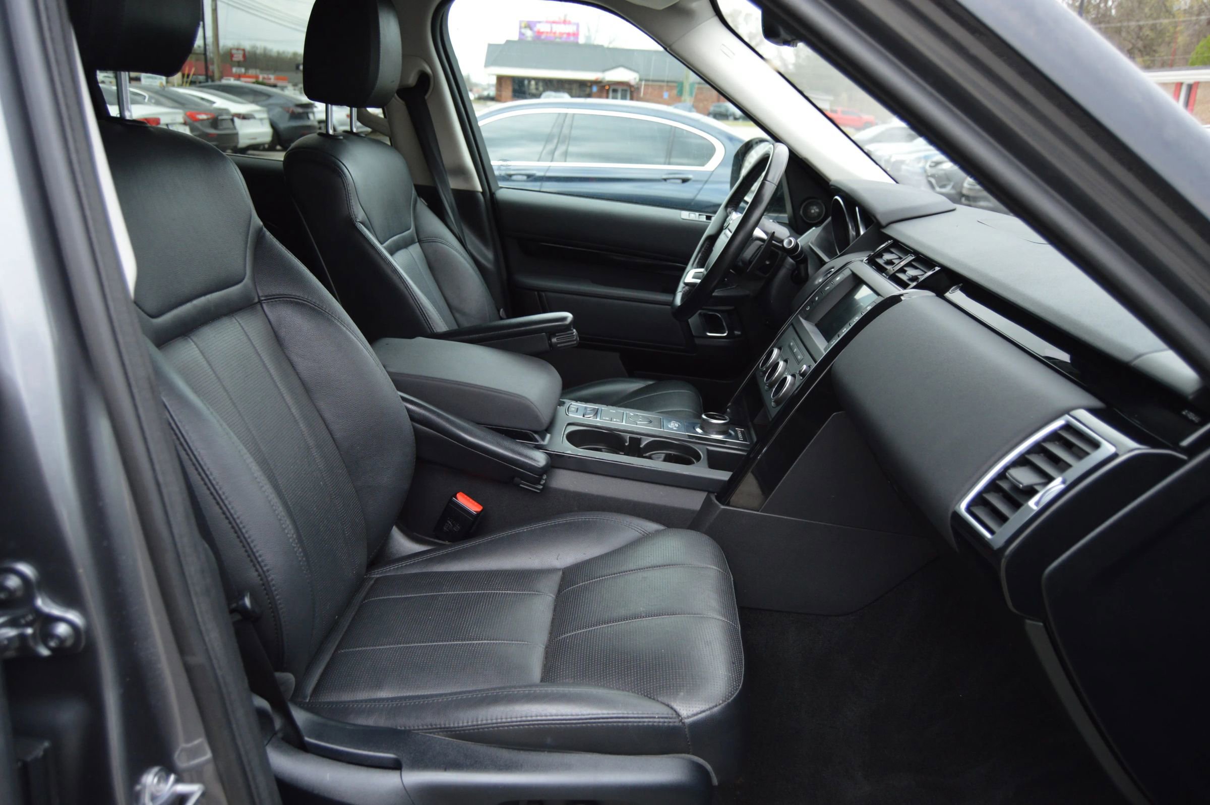 Used 2017 Land Rover Discovery SE AWD/4WD image 19