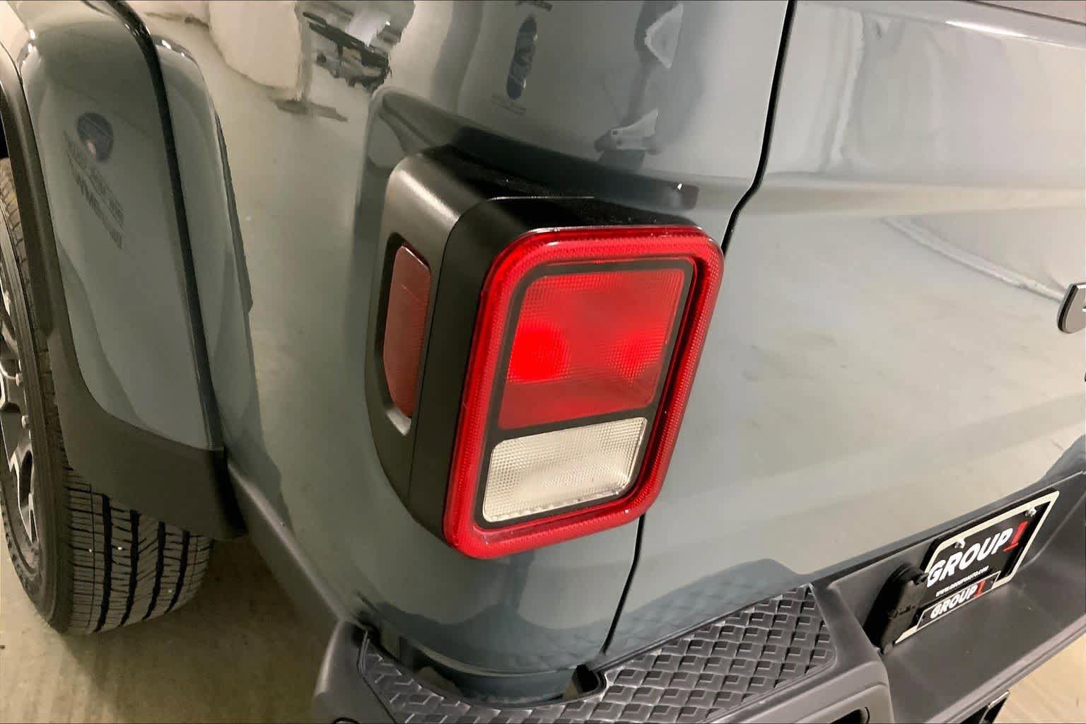 Used 2025 Jeep Gladiator Sport w/ Premium Package image 28