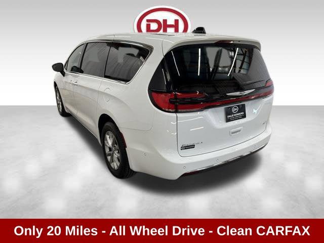 Used 2025 Chrysler Pacifica Select AWD/4WD image 9