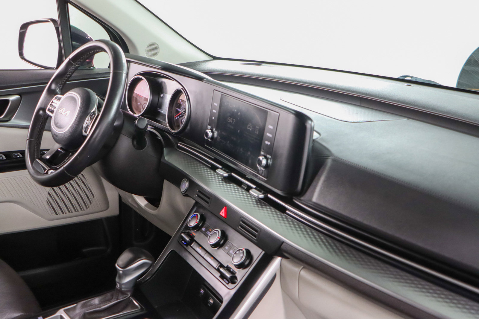 Used 2024 Kia Carnival LX image 26