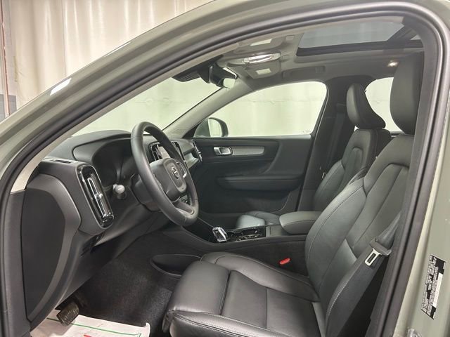 Used 2025 Volvo XC40 B5 Plus image 10