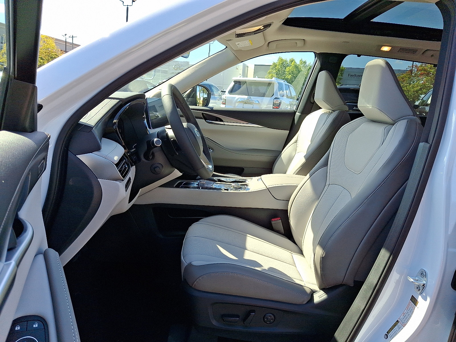 New 2026 INFINITI QX60 Luxe w/ Cargo Package FWD image 10