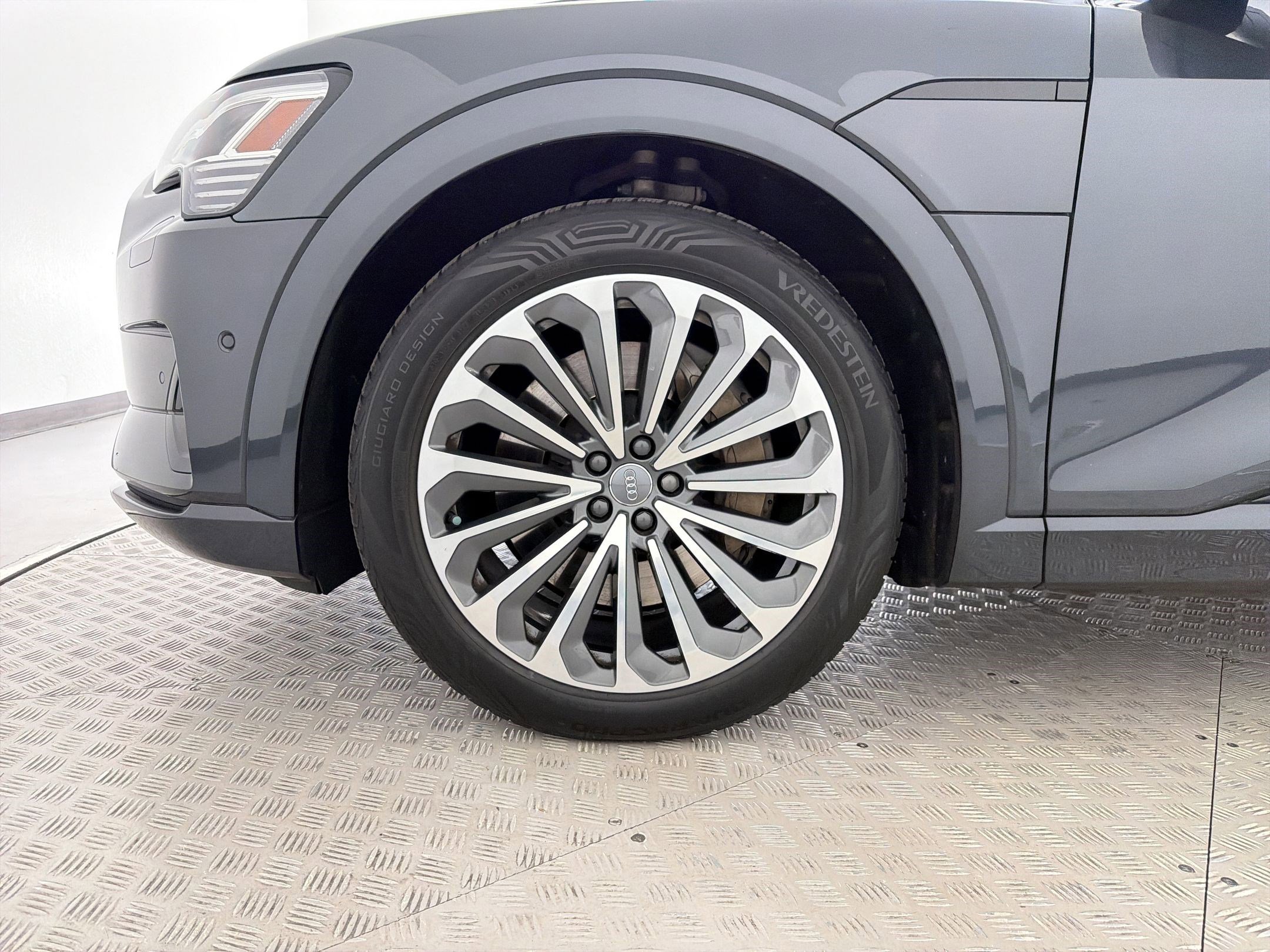 Used 2019 Audi e-tron Prestige w/ Prestige Package AWD/4WD image 11