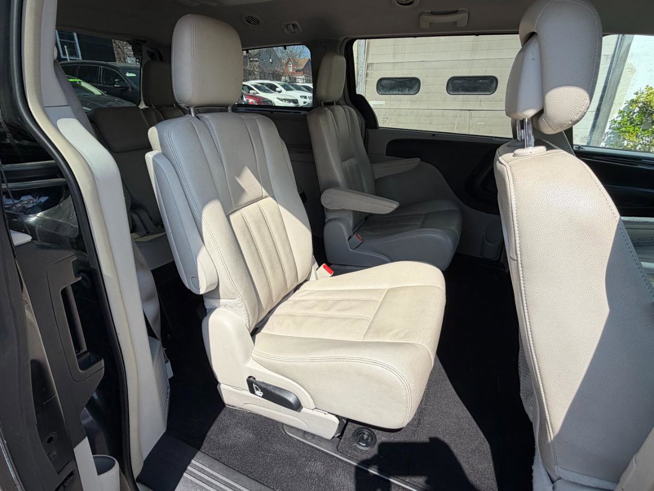 Used 2014 Chrysler Town & Country Touring-L w/ Driver Convenience Group image 23