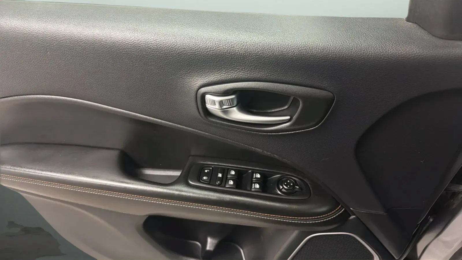 Used 2018 Jeep Compass Latitude w/ Popular Equipment Group AWD/4WD image 16