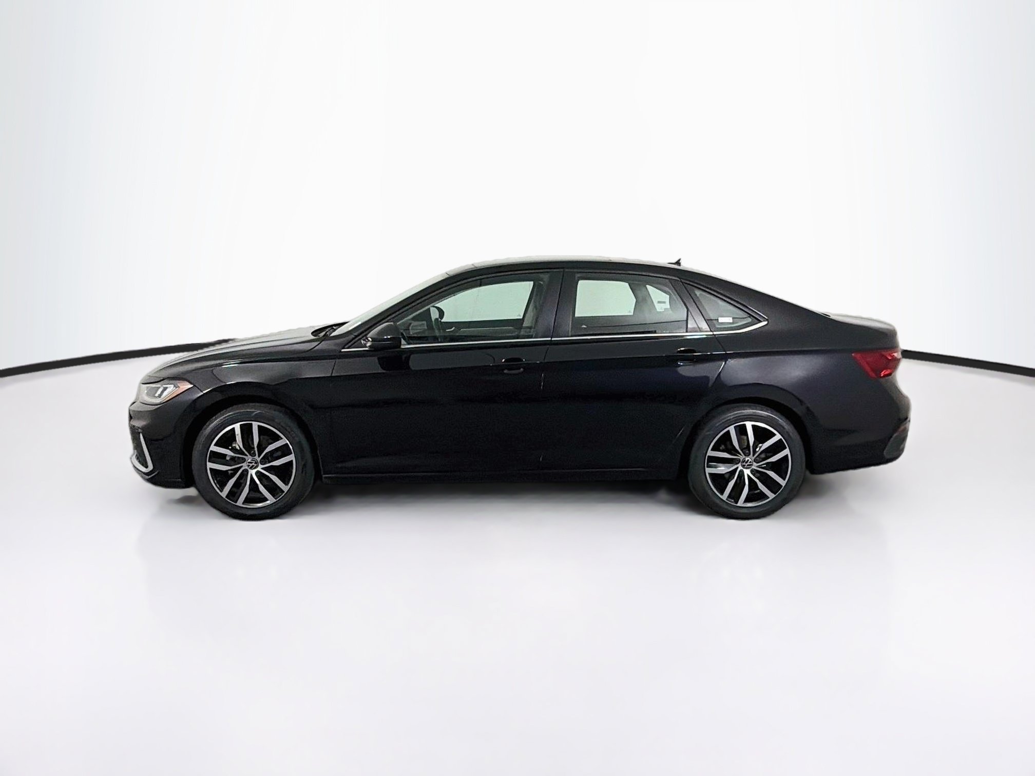 Used 2025 Volkswagen Jetta SE FWD image 4