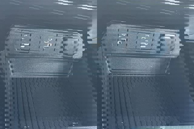 Used 2025 Toyota Prius LE image 35