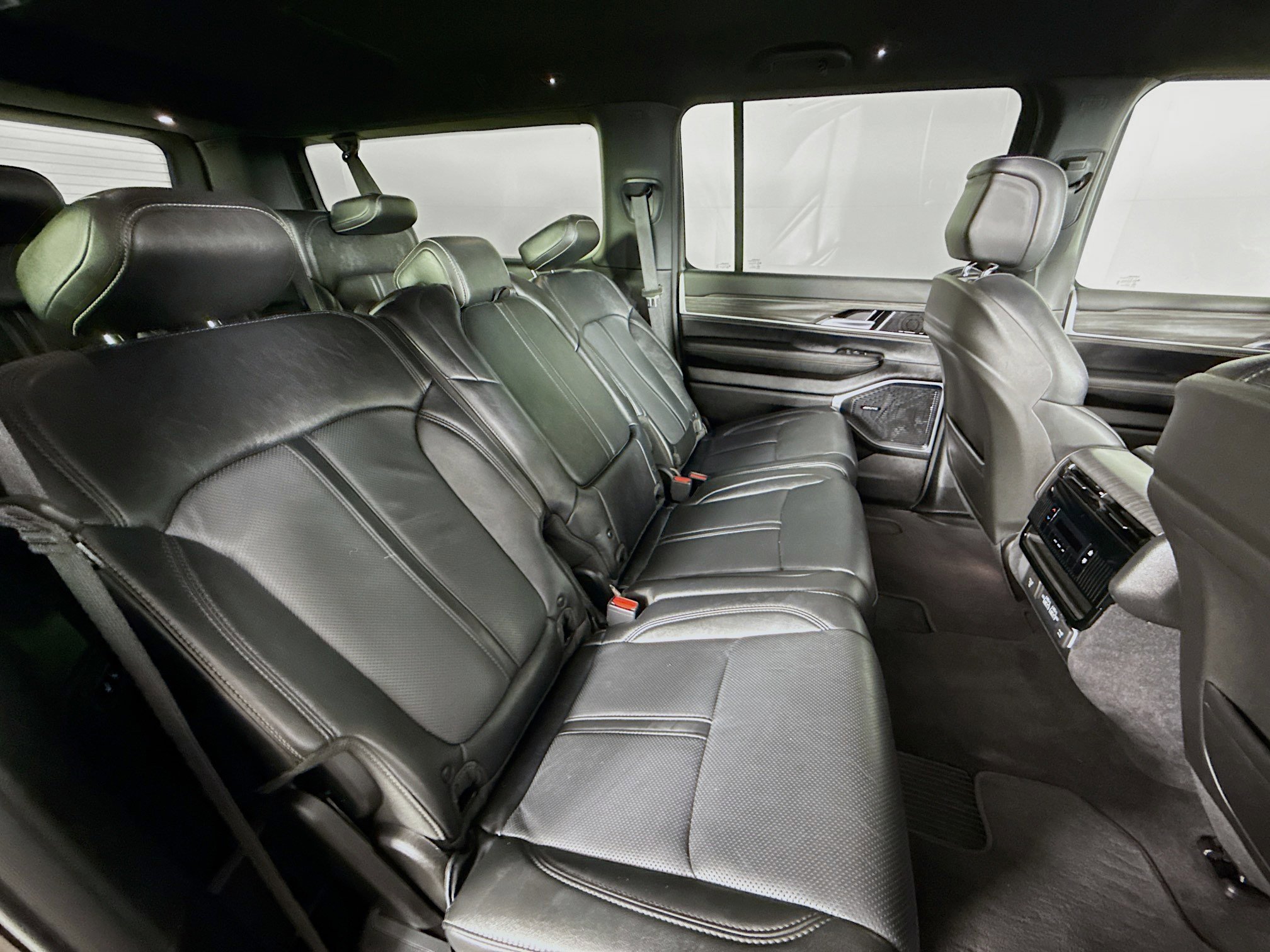 Used 2023 Jeep Wagoneer L Series II image 36