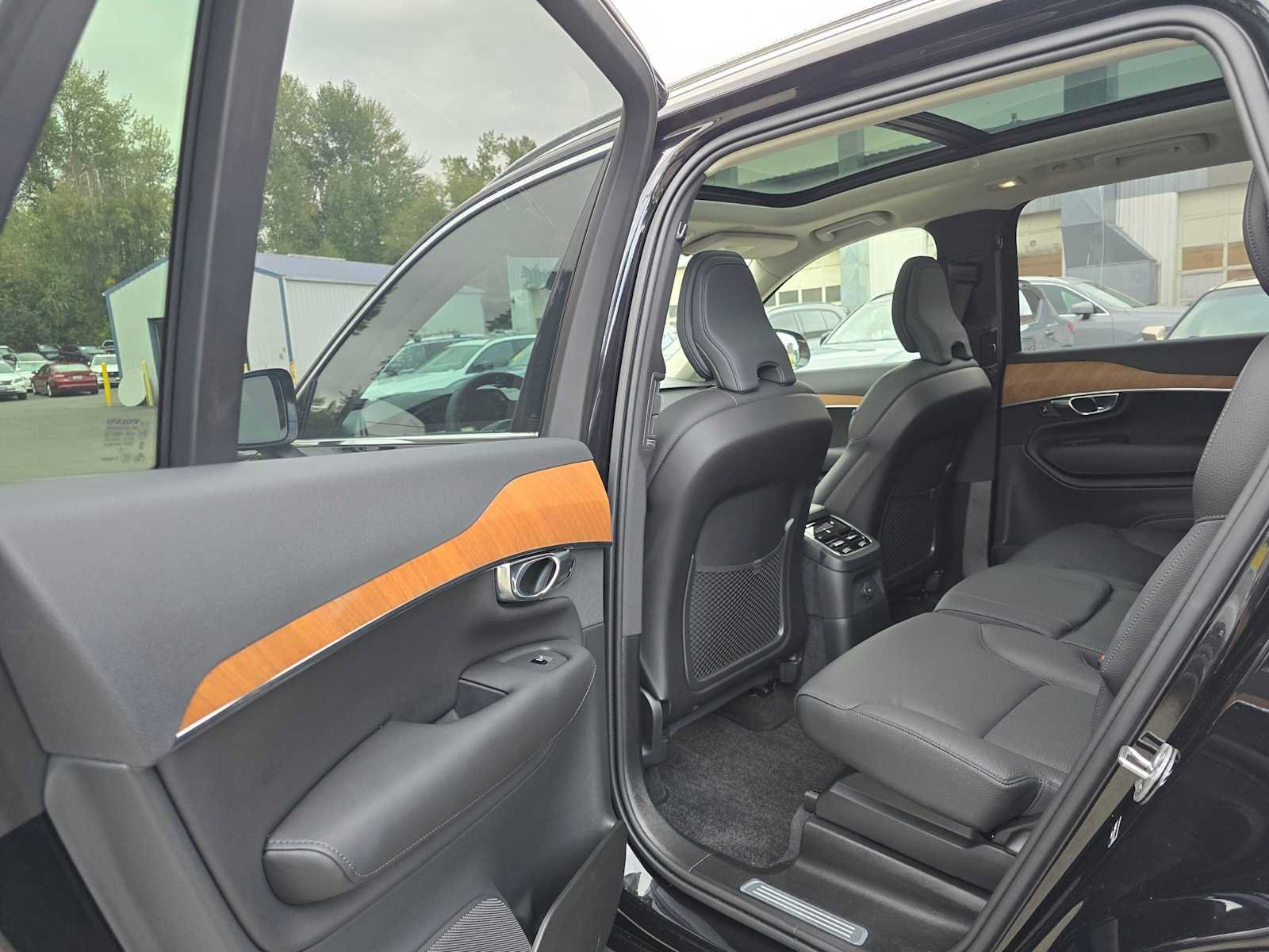 Certified 2025 Volvo XC90 T8 Plus w/ Protection Package Premier AWD/4WD image 17