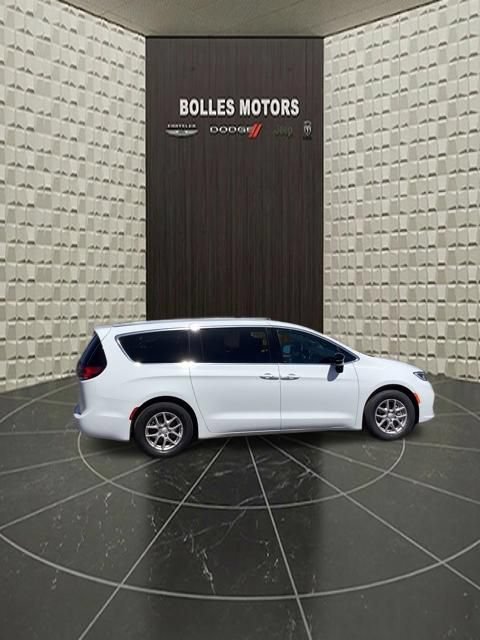 Certified 2025 Chrysler Pacifica Select FWD image 3