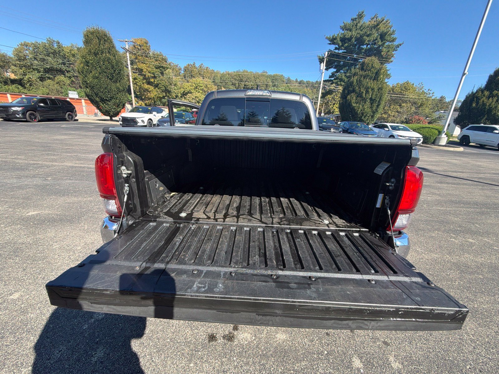 Used 2018 Toyota Tacoma SR5 AWD/4WD image 25