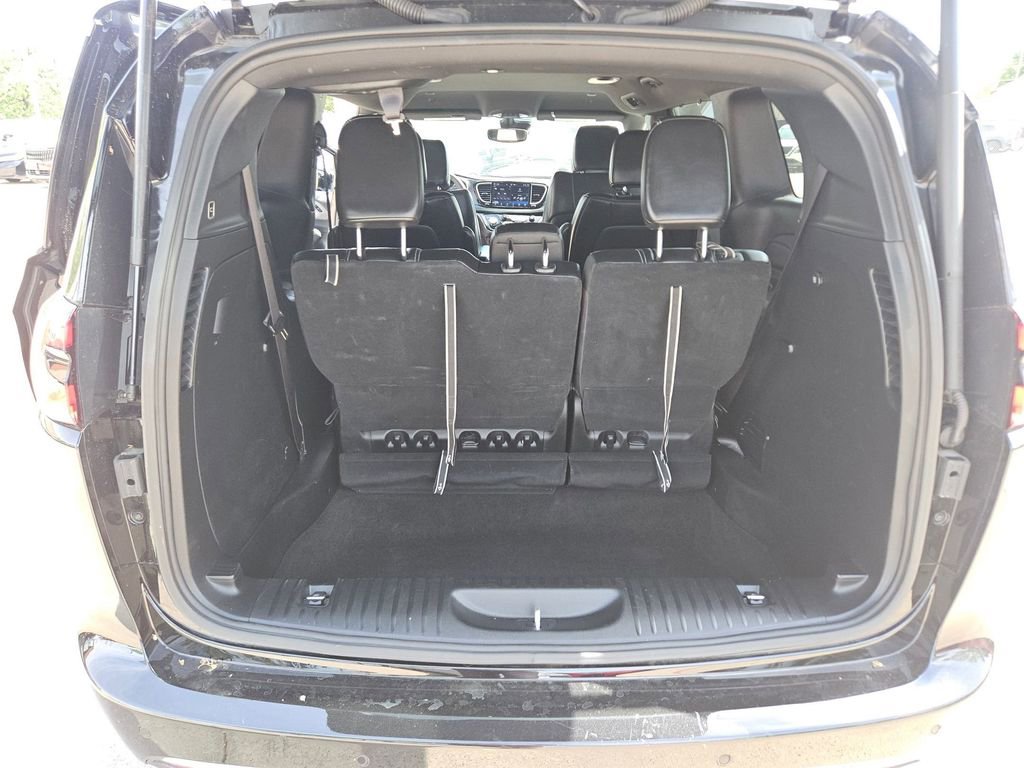 Used 2025 Chrysler Pacifica Select image 24