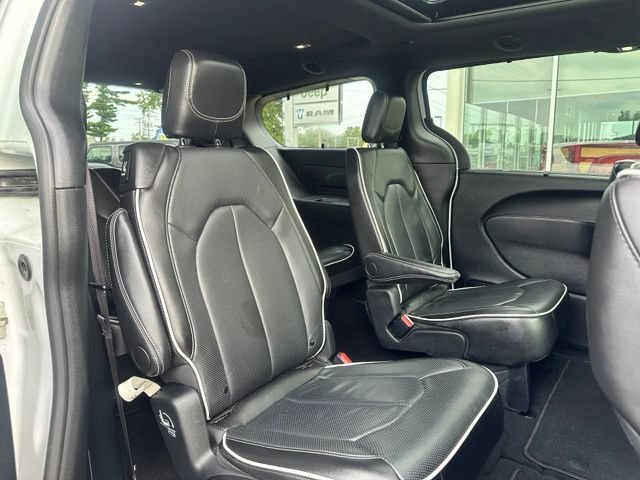 Used 2025 Chrysler Pacifica Limited FWD image 17