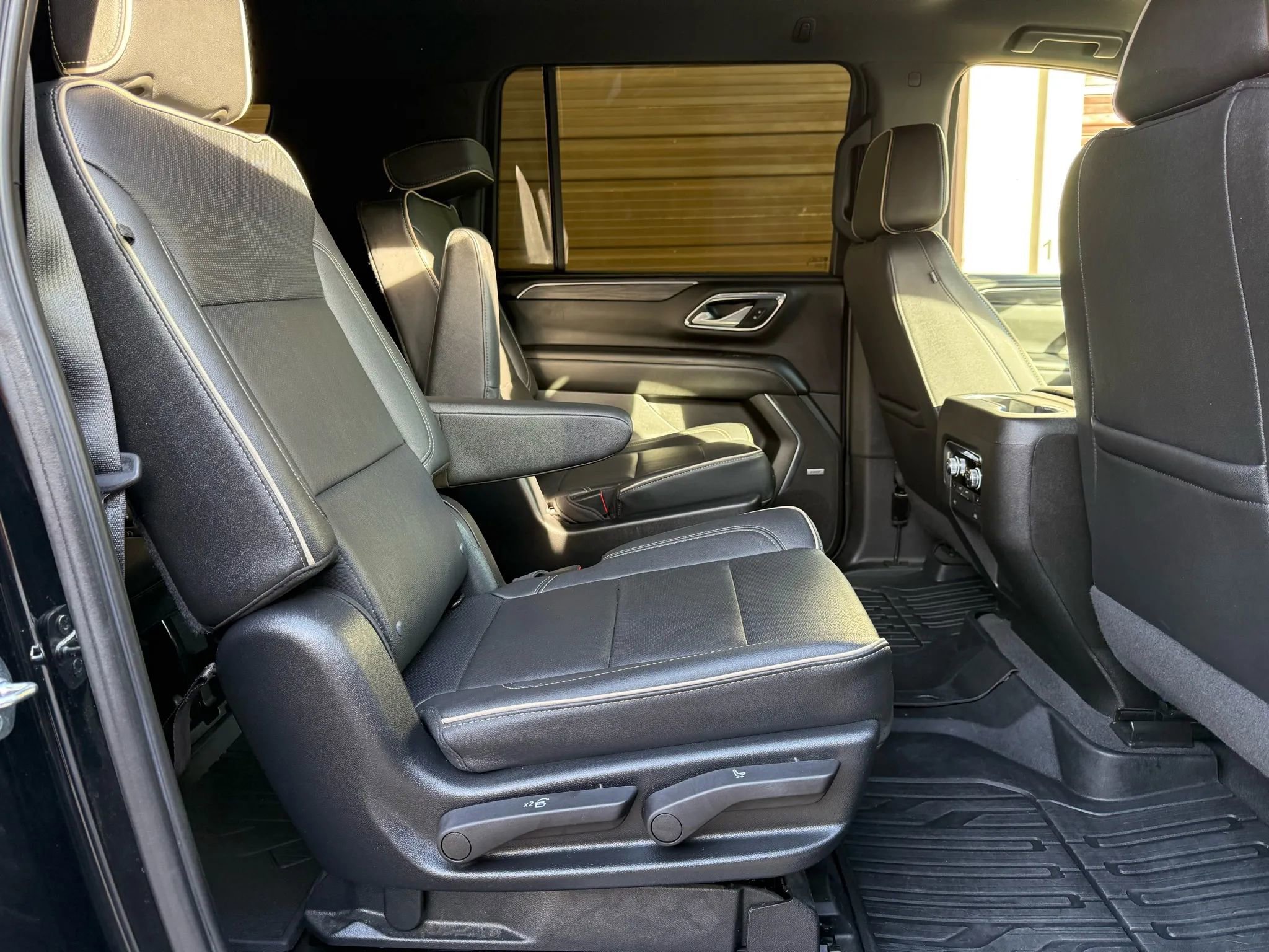 Used 2022 GMC Yukon XL SLT w/ SLT Luxury Package image 10