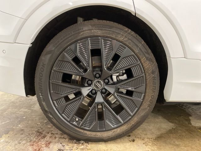 Used 2024 Audi Q8 e-tron Prestige w/ Prestige Package image 33